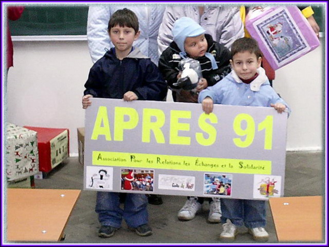 Des enfants d'anciens orphelins de POMI