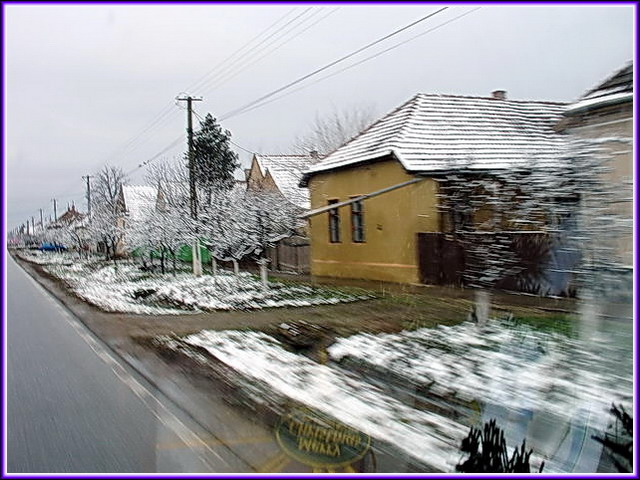 La neige embellit le paysage mais ralentit la circulation.