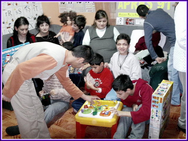 A la Casa Maria, les enfants dcouvrent leurs jouets.