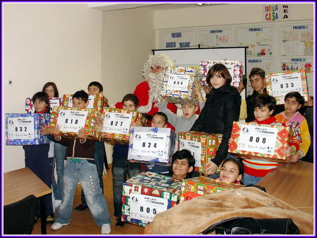 Les enfants de la Protection de l'Enfance de CRAIOVA reoivent leurs colis.