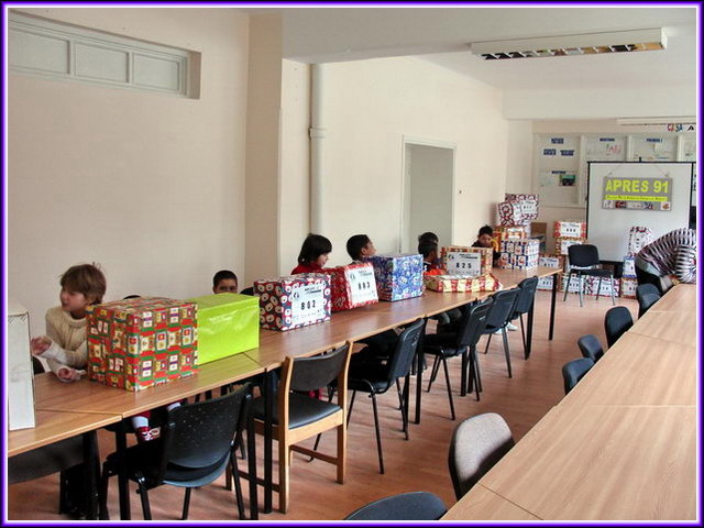 Les enfants de la Protection de l'Enfance de CRAIOVA reoivent leurs colis.