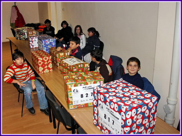 Les enfants de la Protection de l'Enfance de CRAIOVA reoivent leurs colis.