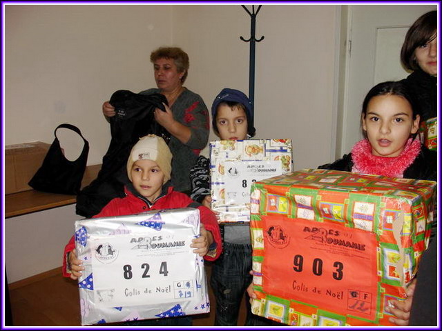 Les enfants de la Protection de l'Enfance de CRAIOVA reoivent leurs colis.