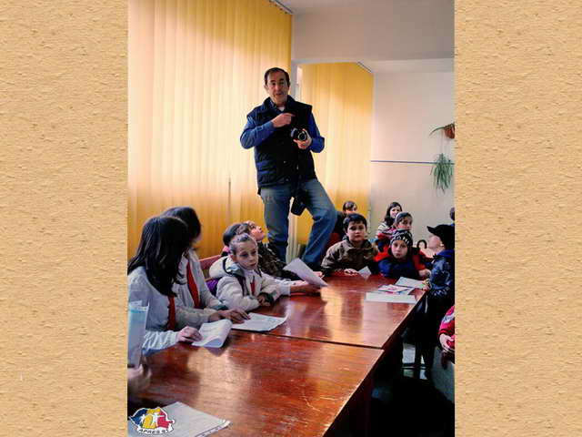 Avant la distribution une chorale chante dans les 2 langues.