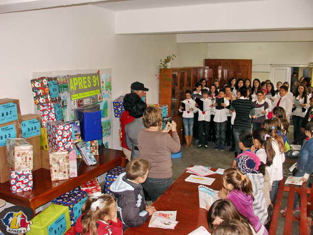 Avant la distribution une chorale chante dans les 2 langues.