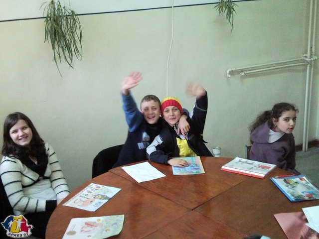 Avant la distribution une chorale chante dans les 2 langues.