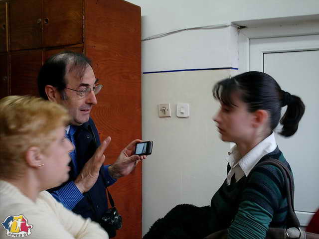 Avant la distribution une chorale chante dans les 2 langues.