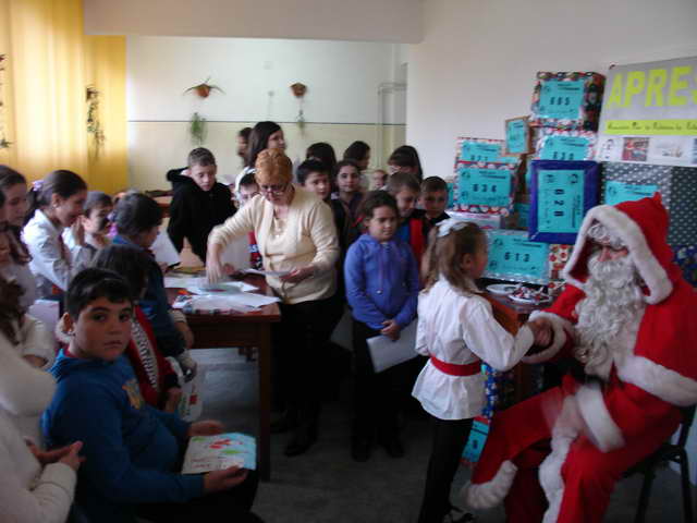 Distribution de 50 colis  l'cole 39 BALCESCU de CRAIOVA 