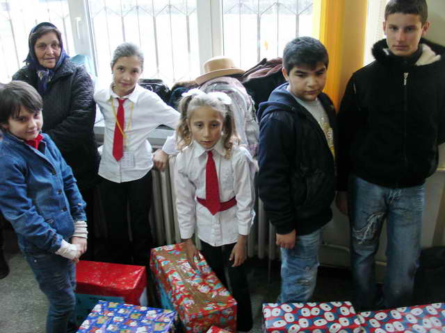 Distribution de 50 colis  l'cole 39 BALCESCU de CRAIOVA 