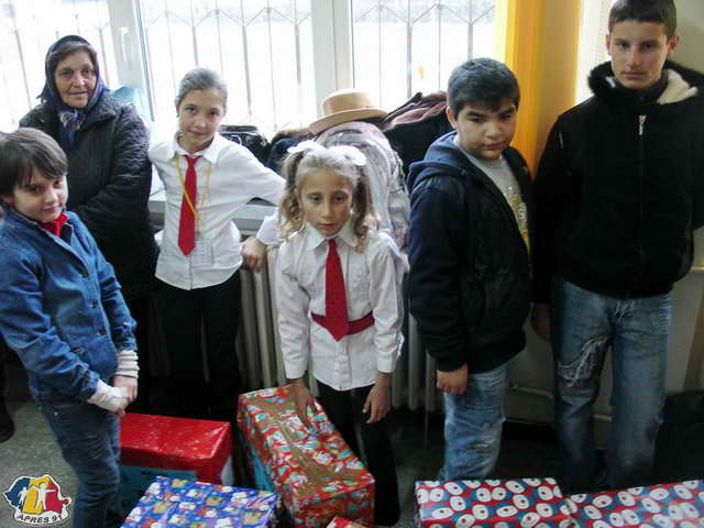 Distribution de 50 colis  l'cole 39 BALCESCU de CRAIOVA 