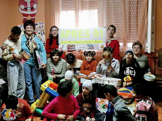 Les Casas Ana, Felicia et Maria reoivent les colis.