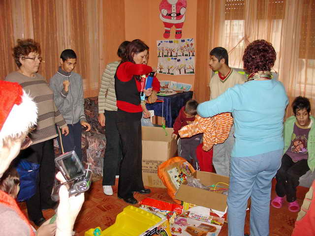 Les Casas Ana, Felicia et Maria reoivent les colis.