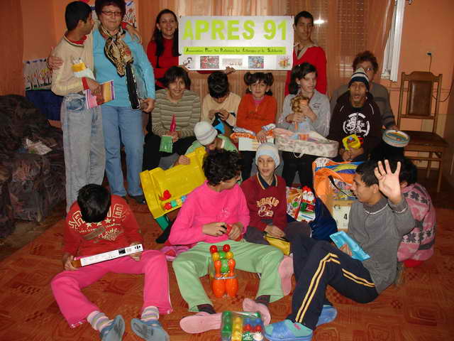 Les Casas Ana, Felicia et Maria reoivent les colis.