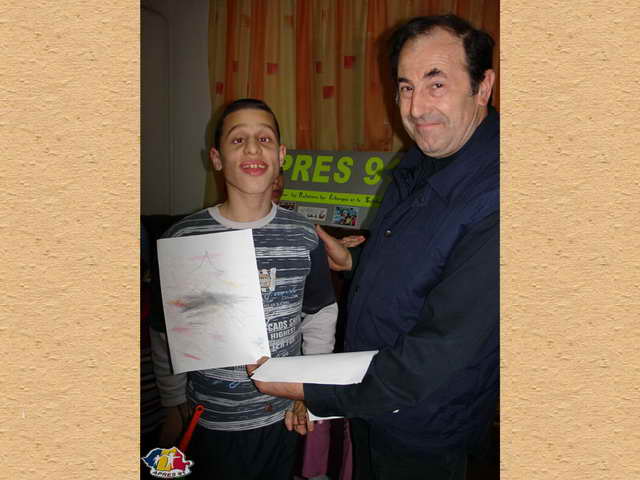 Les Casas Ana, Felicia et Maria reoivent les colis.