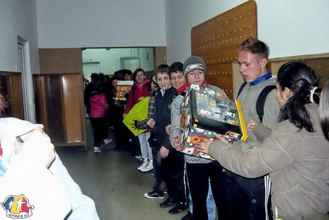 Distribution  l'cole Eliade situe dans un quartier dfavoris.