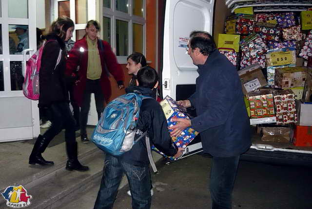 Distribution  l'cole Eliade situe dans un quartier dfavoris.