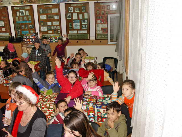 Distribution  l'cole Eliade situe dans un quartier dfavoris.
