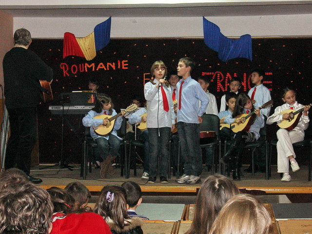 En notre honneur, les lves nous prsentent un spectacle de musique, chants et danses