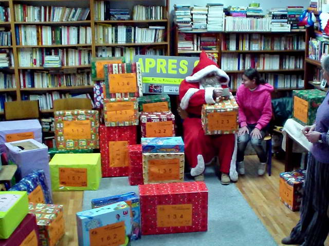  Samedi 17 : distribution  Fran-Mediensis pour les enfants dfavoriss du quartier.