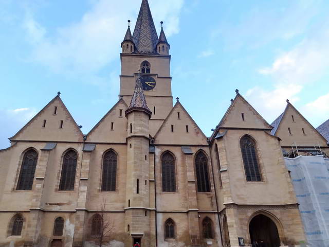  En route pour CRAIOVA, nous passons devant la belle cathdrale de SIBIU.