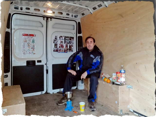 Dehors, un vent violent nous empche de chauffer notre soupe. nous profitons du fourgon vide.