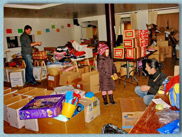  Nous dbutons la confection des colis. De nombreux bnvoles s'affairent  la prparation des colis. 