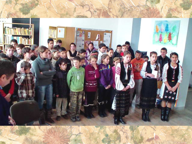 Trois adolescentes de la ville en costume rgional nous ont chant des chants folkloriques.