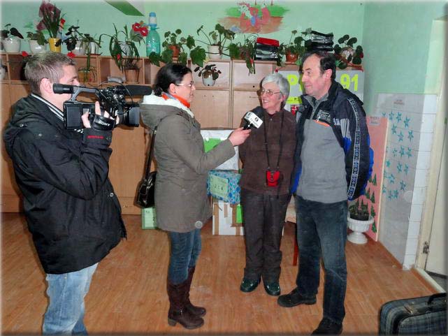  Plusieurs quipes de journalistes locaux nous interviewent, pour la tlvison, la radio et la presse crite 