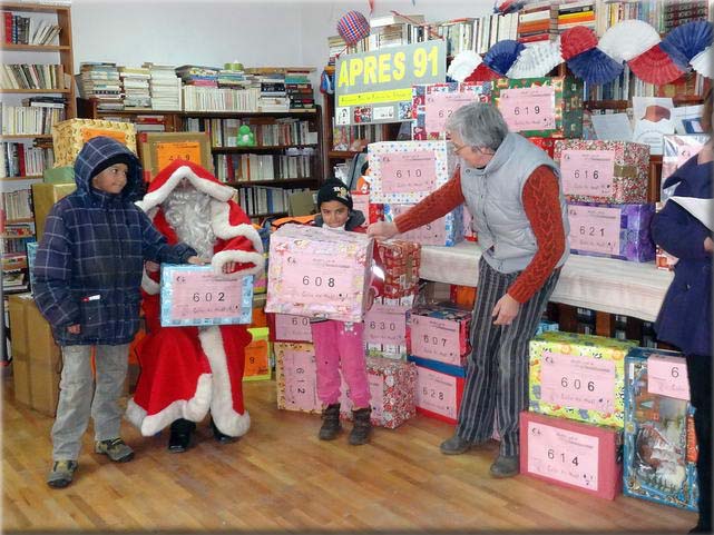 Distribution aux enfants du Centre de Jour StAndrei nouveau Centre de la Protection de l'Enfance de Medias