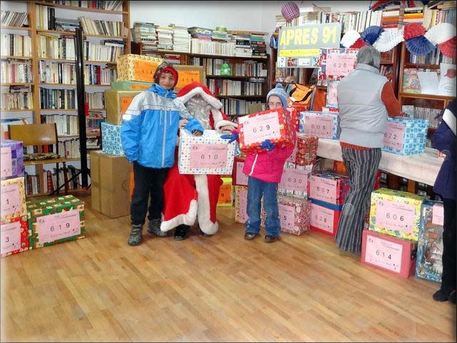 Distribution aux enfants du Centre de Jour StAndrei nouveau Centre de la Protection de l'Enfance de Medias