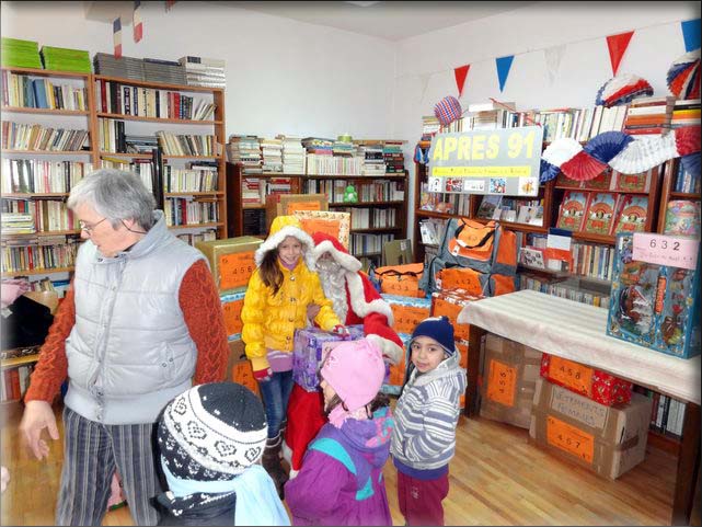 Distribution aux enfants du Centre de Jour StAndrei nouveau Centre de la Protection de l'Enfance de Medias