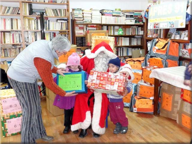 Distribution aux enfants du Centre de Jour StAndrei nouveau Centre de la Protection de l'Enfance de Medias