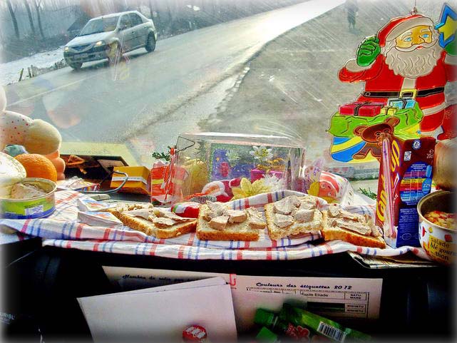  Repas ... givr! Fruits, pat et fromage dglent dans la cabine.