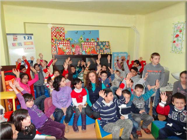 50 enfants de la Protection de l'Enfance de Craiova reoivent leurs colis des mains du Pre Nol.