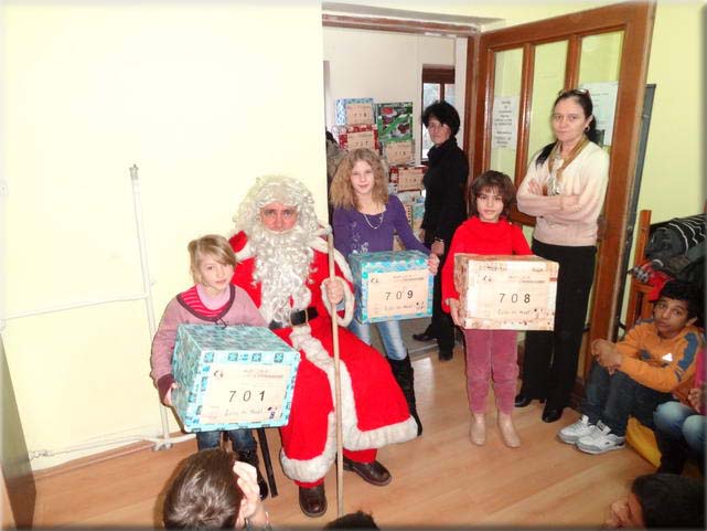 50 enfants de la Protection de l'Enfance de Craiova reoivent leurs colis des mains du Pre Nol.