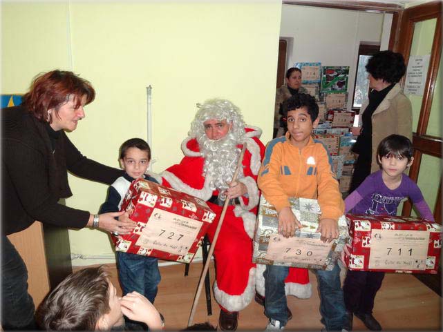 50 enfants de la Protection de l'Enfance de Craiova reoivent leurs colis des mains du Pre Nol.