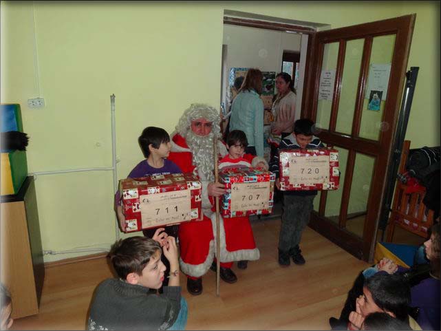 50 enfants de la Protection de l'Enfance de Craiova reoivent leurs colis des mains du Pre Nol.