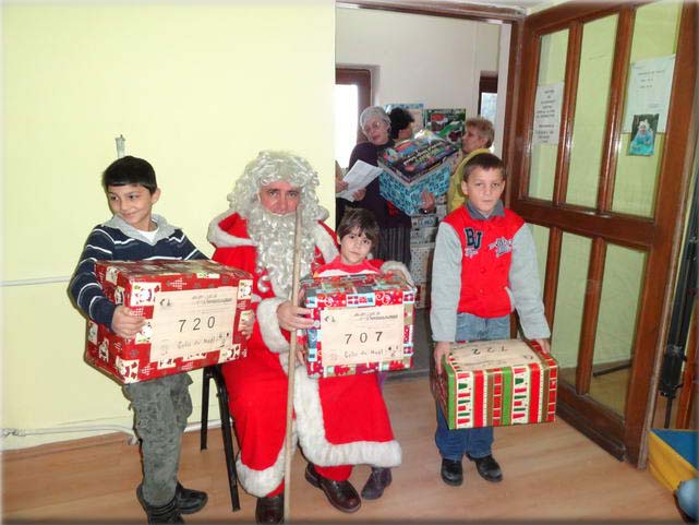 50 enfants de la Protection de l'Enfance de Craiova reoivent leurs colis des mains du Pre Nol.