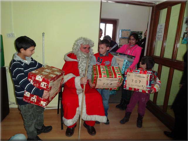 50 enfants de la Protection de l'Enfance de Craiova reoivent leurs colis des mains du Pre Nol.