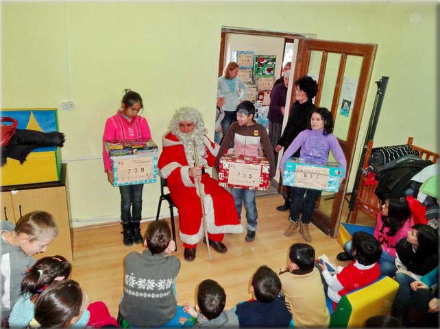 50 enfants de la Protection de l'Enfance de Craiova reoivent leurs colis des mains du Pre Nol.