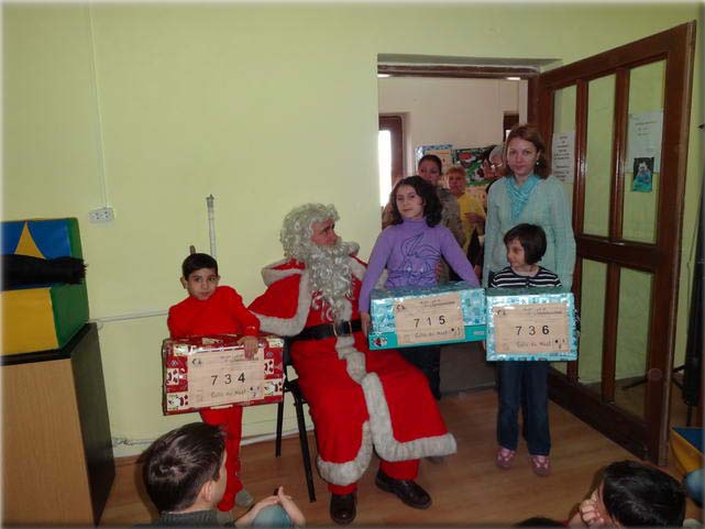 50 enfants de la Protection de l'Enfance de Craiova reoivent leurs colis des mains du Pre Nol.