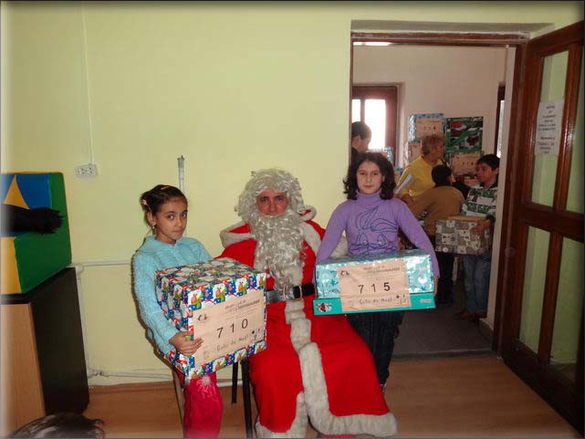 50 enfants de la Protection de l'Enfance de Craiova reoivent leurs colis des mains du Pre Nol.