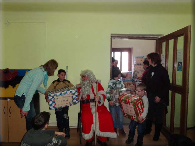 50 enfants de la Protection de l'Enfance de Craiova reoivent leurs colis des mains du Pre Nol.