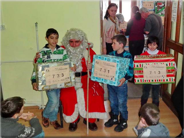 50 enfants de la Protection de l'Enfance de Craiova reoivent leurs colis des mains du Pre Nol.