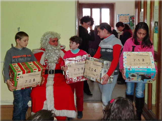 50 enfants de la Protection de l'Enfance de Craiova reoivent leurs colis des mains du Pre Nol.