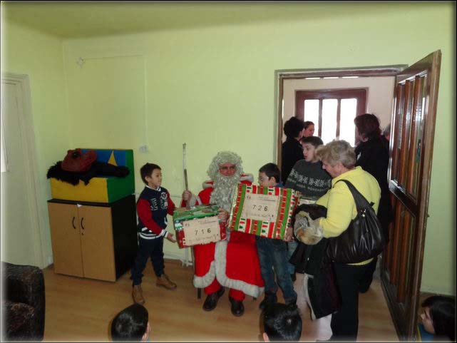 50 enfants de la Protection de l'Enfance de Craiova reoivent leurs colis des mains du Pre Nol.