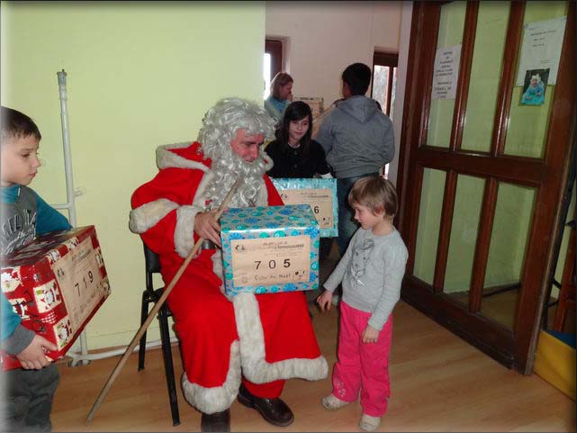 50 enfants de la Protection de l'Enfance de Craiova reoivent leurs colis des mains du Pre Nol.