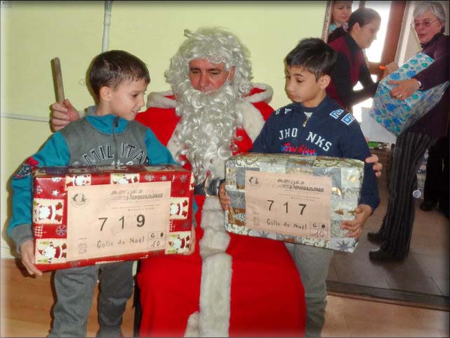 50 enfants de la Protection de l'Enfance de Craiova reoivent leurs colis des mains du Pre Nol.