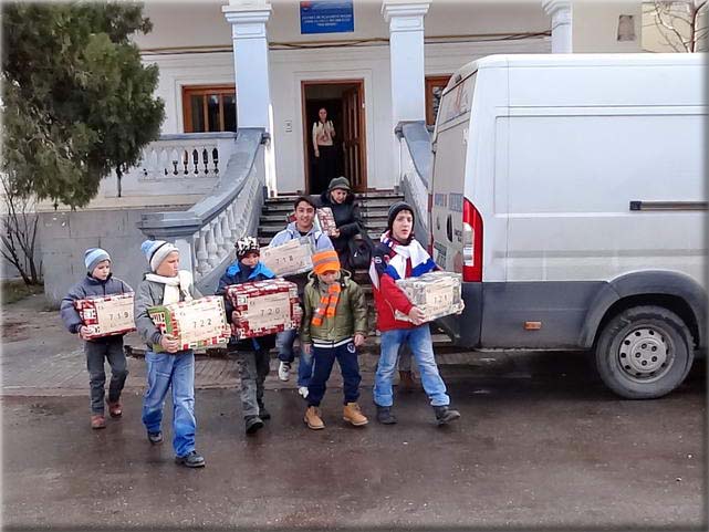  Les orphelins repartent avec vos colis-cadeaux.