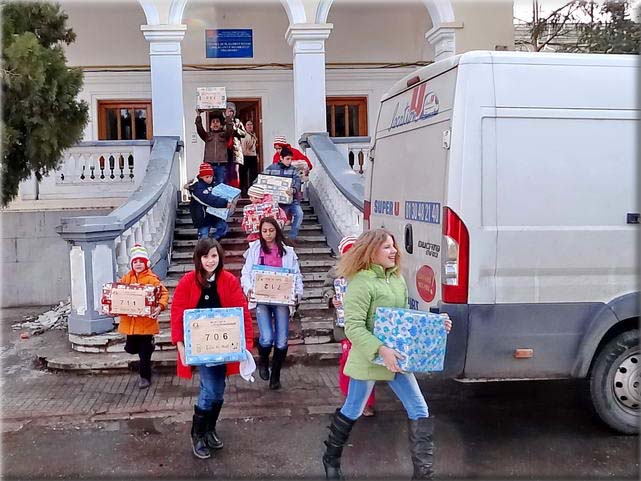  Les orphelins repartent avec vos colis-cadeaux.